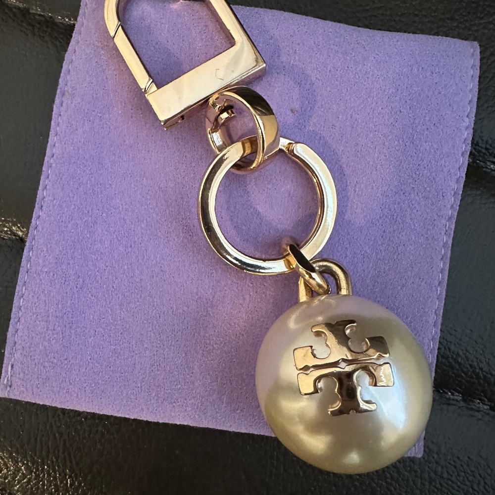 Tory Burch large Pearl logo keychain